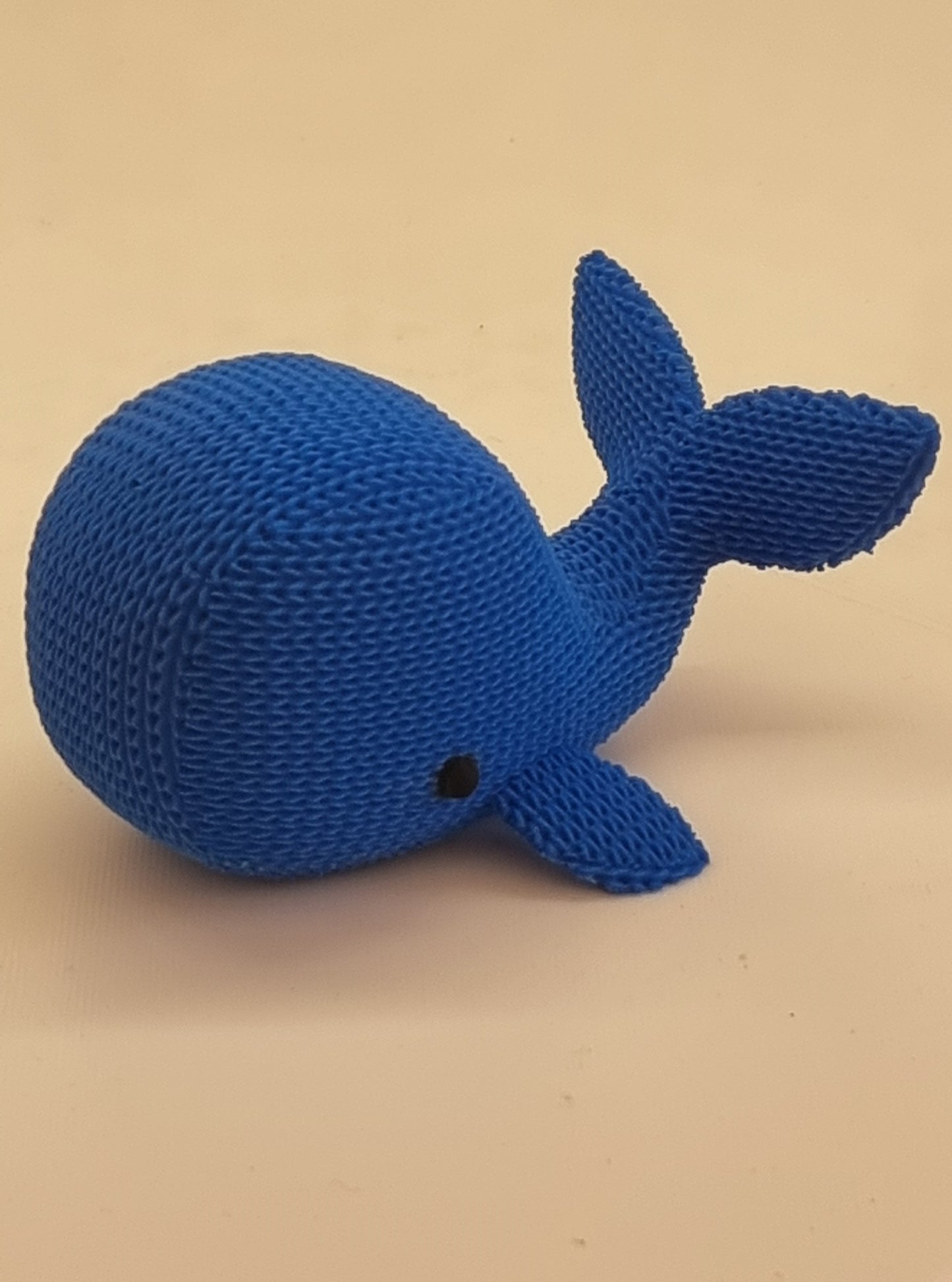 Balena con trama ad uncinetto.