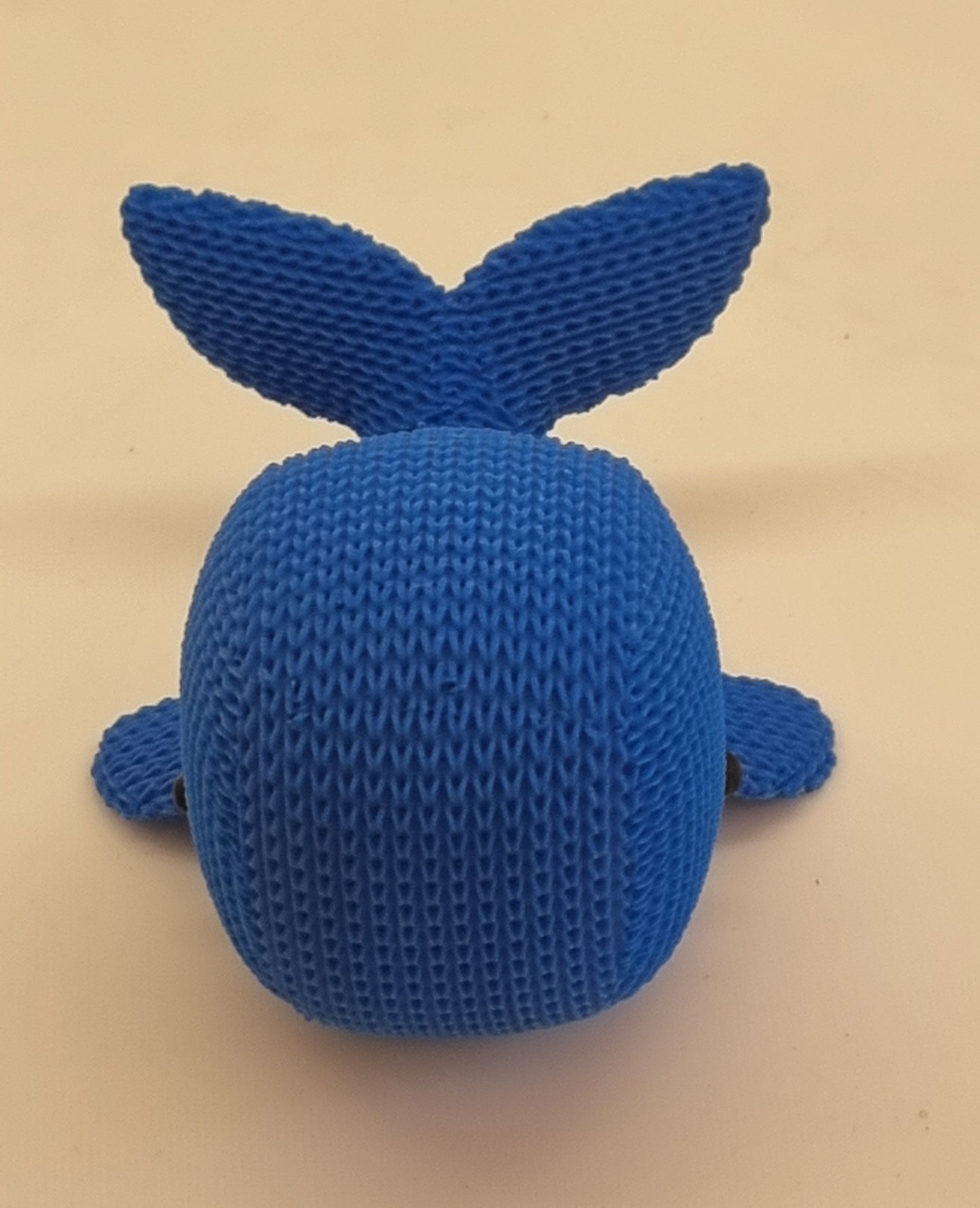 Balena con trama ad uncinetto.